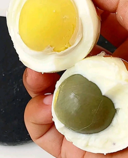 煮雞蛋為什么蛋黃變綠了？